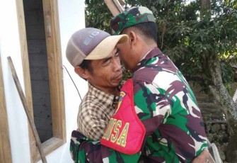 Air mata mengalir bahagia Widodo, penerima renovasi rumah program TMMD ke 124 Kodim 0810/Nganjuk