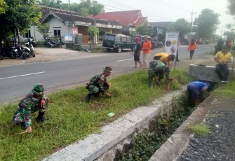 Koramil Balerejo Bersama Masyarakat Gelar Kerja Bakti Pembersihan Lingkungan di Desa Balerejo