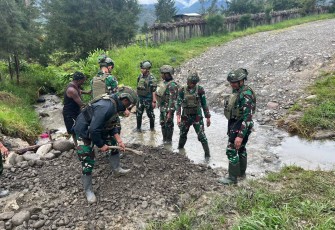 Karya Bakti Satgas TNI Bangun Harapan di Kimak Ilaga