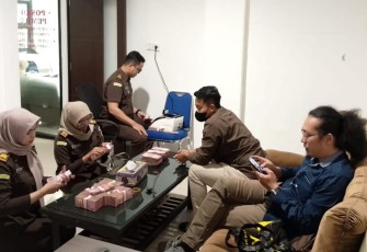 Tim penyidik Kejari Karanganyar sedang mencacah pengembalian uang dari P dan A, dua tersangka kasus dugaan korupsi pengadaan alkes di Dinkes Karanganyar, Selasa (3/6/2025). Foto: Istimewa