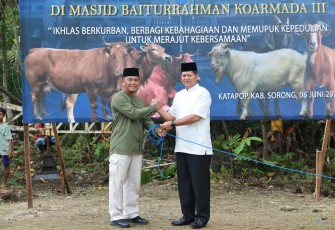 Pangkoarmada III Laksda TNI Hersan menyerahkan hewan qurban 
