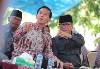 Mendes PDT Yandri Susanto (kanan) 
