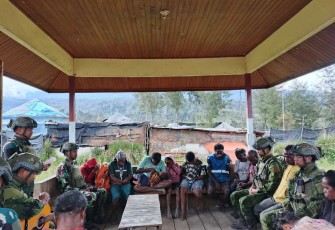 Prajurit TNI Menabur Kasih di Tanah Papua