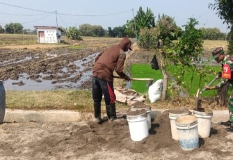 Babinsa Kodim Ponorogo Bantu Warga Buat Saluran Irigasi