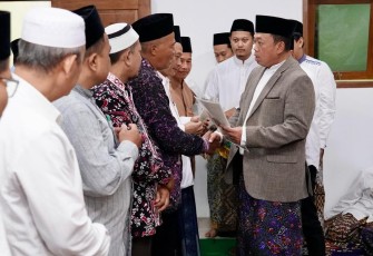 Menteri ATR/BPN Nusron Wahid saat menyerahkan sertipikat tanah wakaf di Jakarta 