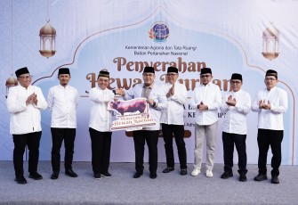 Kementerian Agraria dan Tata Ruang/Badan Pertanahan Nasional (ATR/BPN) menggelar penyerahan hewan kurban dalam rangka Hari Raya Iduladha 1446 Hijriah, Minggu (08/06/2025)