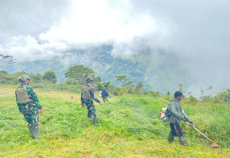 Satgas TNI Berjibaku Bersama Warga Siapkan Lokasi Bakar Batu dengan Semangat Kebersamaan di Kampung Wombru