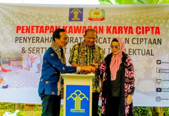 Kakanwil Kemenkumham Sumut Serahkan Secara Simbolis KIK ke Pemkab Langkat.