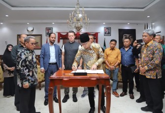 Bupati Trenggalek, Mochamad Nur Arifin, saat menandatangani perjanjian sewa menyewa dengan PT. Concentric Industries Indonesia di Ruang Paringgitan Pendopo Manggala Praja Nugraha, Jum'at (13/6/2025)