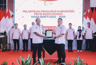 Kapolda Jatim Irjen Pol Nanang Avianto melantik pengurus PBVSI Banyuwangi 