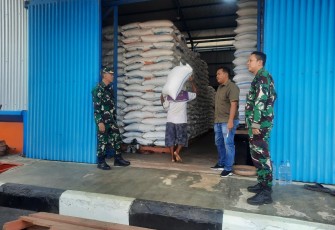 TNI Tinjau Gabah Hasil Sergab Di Gudang Bulog Pacitan
