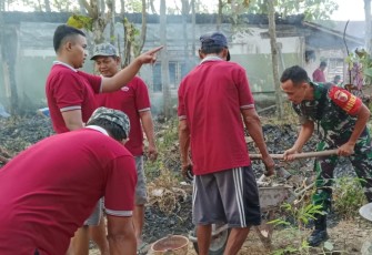 Babinsa Kodim Ponorogo Kerja Bati Bersih Bersih Lingkungan Bersama Warga 