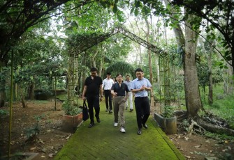 Bupati Trenggalek, Mochamad Nur Arifin, saat bersama perusahaan dari Korea Selatan Green Blue Corporation, Kim Jung UK, di Hutan Kota, Senin (16/6/2025)