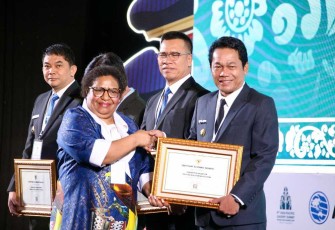 Wamendagri Ribka Haluk saat memberikan piagam penghargaan 