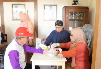Sejumlah Pengunjung Stand RSUD Mardi Waluyo Kota Blitar Periksa Kesehatan Gratis di Event Bazar Blitar Djadoel Tahun 2025
