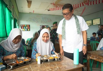 Kepala Staf Kepresidenan Letjen TNI (Purn) Anto Mukti Putranto, meninjau langsung pelaksanaan program Makan Bergizi Gratis (MBG) pada beberapa sekolah di Kota Bengkulu, Rabu (18/6)