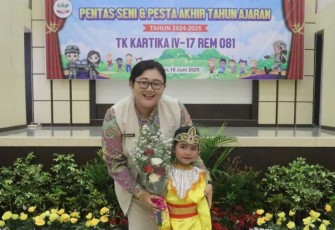 Sekertaris Yayasan Kartika Jaya Koordinator Korem 081 Ny. Susiana