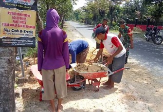 Kerja bakti perbaiki jalan desa