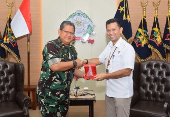 Wadan Koharmatau Marsma TNI Hadi Siswoyo memberikan cenderamata 