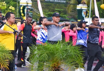 Kodim 1710/Mimika Ikuti Olahraga Bersama Dalam Rangka Hari Bhayangkara Ke-79