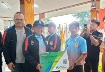 Bupati Blitar Rijanto Didampingi Ketua BPJS Ketenagakerjaan Cabang Blitar Eris Aprianto Secara Simbolis Serahkan Santunan Jaminan Sosial Ketenagakerjaan ke Atlet yang Akan Ikut Porprov Jatim Tahun 2025. (Foto : ist.)