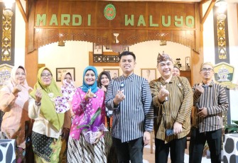 Walikota Blitar Syauqul Muhibbin (tiga dari kanan) Didampingi Istri Kharisa Riski Umami bersama Plt. RSUD Mardi Waluyo dr. Bernard Theodore Ratulangi (dua dari kanan) dengan Jajarannya. Senin, 23 Juni 2025. (Foto : Klikwarta.com)