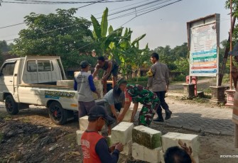 Babinsa Desa Pulerejo Koramil Pilangkenceng Laksanakan Kerja Bakti Pemasangan Tanggul Jalan