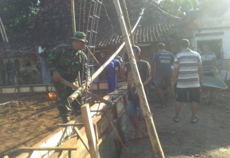 Babinsa Kodim Ponorogo Bantu Warga Bangun Musala 