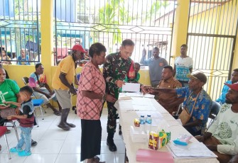 Babinsa Koramil 1710-07/Mapurujaya Dampingi Penyaluran Bantuan Kepada Masyarakat