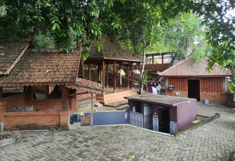 Sejumlah pengunjung berjalan-jalan melihat obyek yang ada di dalam kompleks destinasi wisata Sendang Bejen, Desa Mojoroto, Kecamatan Mojogedang, Kabupaten Karanganyar, Kamis (26/6/2025)