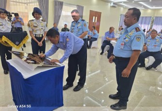 Ketua Umum Pengurus Yayasan Adi Upaya (Yasau) Marsekal Muda TNI (Purn) Ir. Tri Bowo Budi S., M.M., M.Tr. (Han) sedang menandatangani  Prasasti dalam acara Peresmian Aula "Bersama Kita Bisa" disaksikan Komandan Seskoau dan Rektor Universitas Nurtanio Bandung
