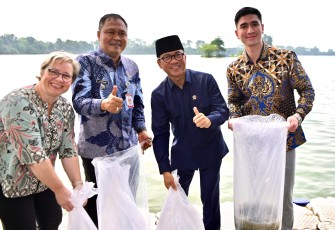 Menteri Desa dan Pembangunan Daerah Tertinggal (Mendes PDT) Yandri Susanto bersama Wakil Mendes PDT Ahmad Riza Patria menghadiri peluncuran Indeks Risiko Iklim Desa (IRID) di Situ Cipule, Kabupaten Karawang, Sabtu (28/6/2025)