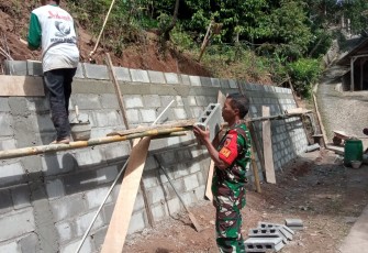 Babinsa Desa Tileng Melaksanakan Karya Bakti Pembuatan Tanggul Penahan Tanah