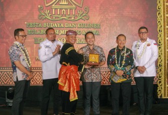 Ketua Panitia Kolonel Yogie Azhar A. Koto, S.E., M.Han (kiri) saat berikan cindera mata kepada Walikota Surakarta Respati Achmad Ardianto (foto/wid)