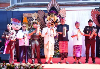 Pangdam IX/Udayana Mayjen TNI Piek Budyakto, S.H., M.H. menghadiri kegiatan Penandatanganan Komitmen Bersama Bale Kertha Adhyaksa Provinsi Bali yang digelar oleh Kejaksaan Tinggi Bali, pada Senin (30/6/2025) di Kantor Kejati Bali, Denpasar