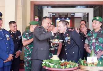 Dandim 0801/Pacitan Letkol Arh Imam Musahirul suapi Kapolres Pacitan