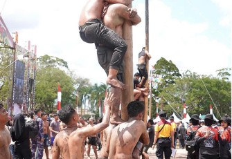 Rumkit Bhayangkara Ikut Lomba Panjat Pinang