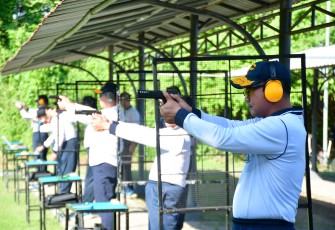 Komandan dan Pejabat Utama Puspenerbal Refresing Kemampuan Menembak Pistol