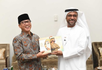 Mendes Yandri menerima cenderamata dari Dubes Uni Emirat Arab di Jakarta, Selasa (1/7)