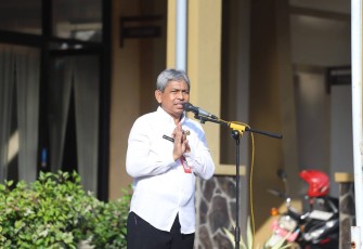 Sekretaris Daerah Kabupaten Trenggalek, Edy Soepriyanto, saat Apel ASN di Dinas Perindustrian dan Ketenagakerjaan, Rabu (2/7/2025)