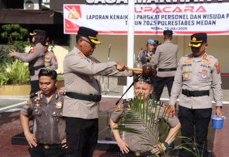 Polrestabes Medan baru saja menggelar Upacara Korp Raport Kenaikan Pangkat untuk 152 anggota Polri yang dipimpin langsung oleh Kombes Pol. Dr. Gidion Arif Setyawan di lapangan apel Mapolrestabes Medan, Rabu (2/7/2025)