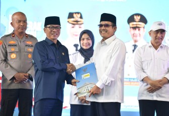 Menteri Desa dan Pembangunan Daerah Tertinggal (Mendes PDT) Yandri Susanto menyerahkan secara simbolis 326 Akta Notaris Koperasi Desa (Kopdes) Merah Putih di Pendopo Kabupaten Serang, Provinsi Banten, pada Rabu (2/7/2025)