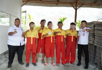 Warga Binaan Rutan Kelas I Medan Usai Dilatih Pembuatan Paving Blok 