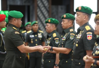 Kepala Staf Angkatan Darat (Kasad) Jenderal TNI Maruli Simanjuntak, M.Sc., memimpin Serah Terima Jabatan (Sertijab) dua Panglima Komando Daerah Militer (Pangdam) di Markas Besar Angkatan Darat (Mabesad), Kamis (3/7/2025)