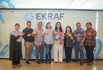 Wamenekraf Irene Umar foto bersama Volkswagen Indonesia di Jakarta, Kamis (3/7)