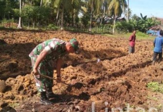 Babinsa Kodim Ponorogo Bantu Petani Cangkul Lahan