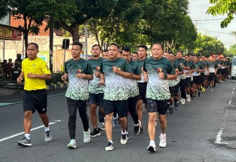 Korem 081/DSJ Membelah Keramaian Pagi di Kota Pendekar