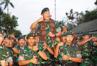 Panglima Kostrad Letjen TNI Mohammad Fadjar, MPICT., melakukan kunjungan kerja ke jajaran Divisi Infanteri 2 Kostrad. Didampingi Pangdivif 2 Kostrad Mayjen TNI Susilo, kunjungan ini menyentuh langsung empat satuan utama, Yonif 501/Bajra Yudha, Yonarmed 12/Angicipi Yudha, Brigif 6/Tri Shakti Balajaya dan Yonif 413/Bremoro, Solo 8 Juli 2025