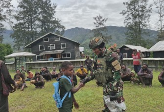 Satgas TNI Berbagi di Ujung Negeri