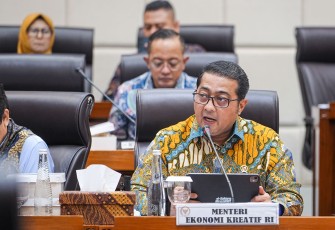 Menteri Ekraf Teuku Riefky Harsya dalam rapat kerja (raker) 